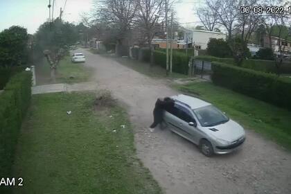 Moreno: el desesperante momento en que un hombree se colgó del auto para que no le roben el auto