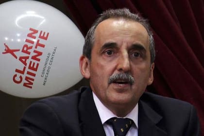 Moreno junto a los productos de cotillón; se lo acusa de haberlos comprado con fondos públicos