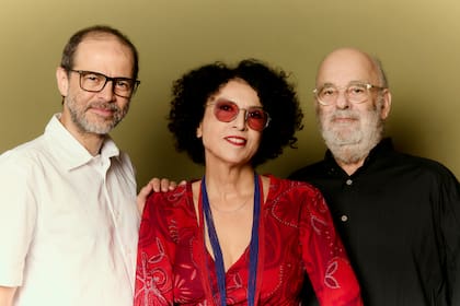 Moreno Veloso junto a la cantante Paula Morelenbaum y el violonchelista, arreglador y compositor Jaques Morelenbaum