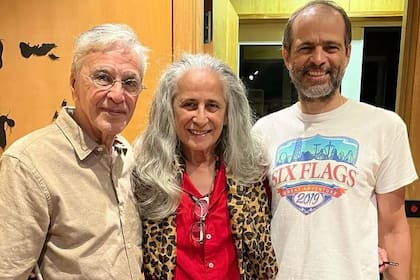 Moreno Veloso junto a su padre, Caetano, y su tía, Maria Bethânia