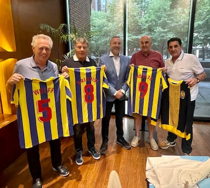 Morete es ídolo en Las Palmas; aquí en un tributo que le hizo el club de la Gran Canaria junto a tres de sus compañeros: Quique Wolff, Miguel Brindisi y Daniel Carnevali