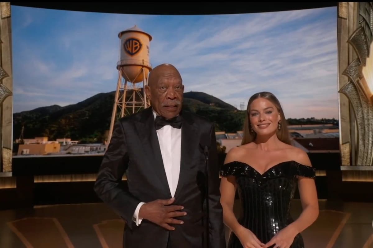 Morgan Freeman usó un guante en su mano izquierda por motivos de salud