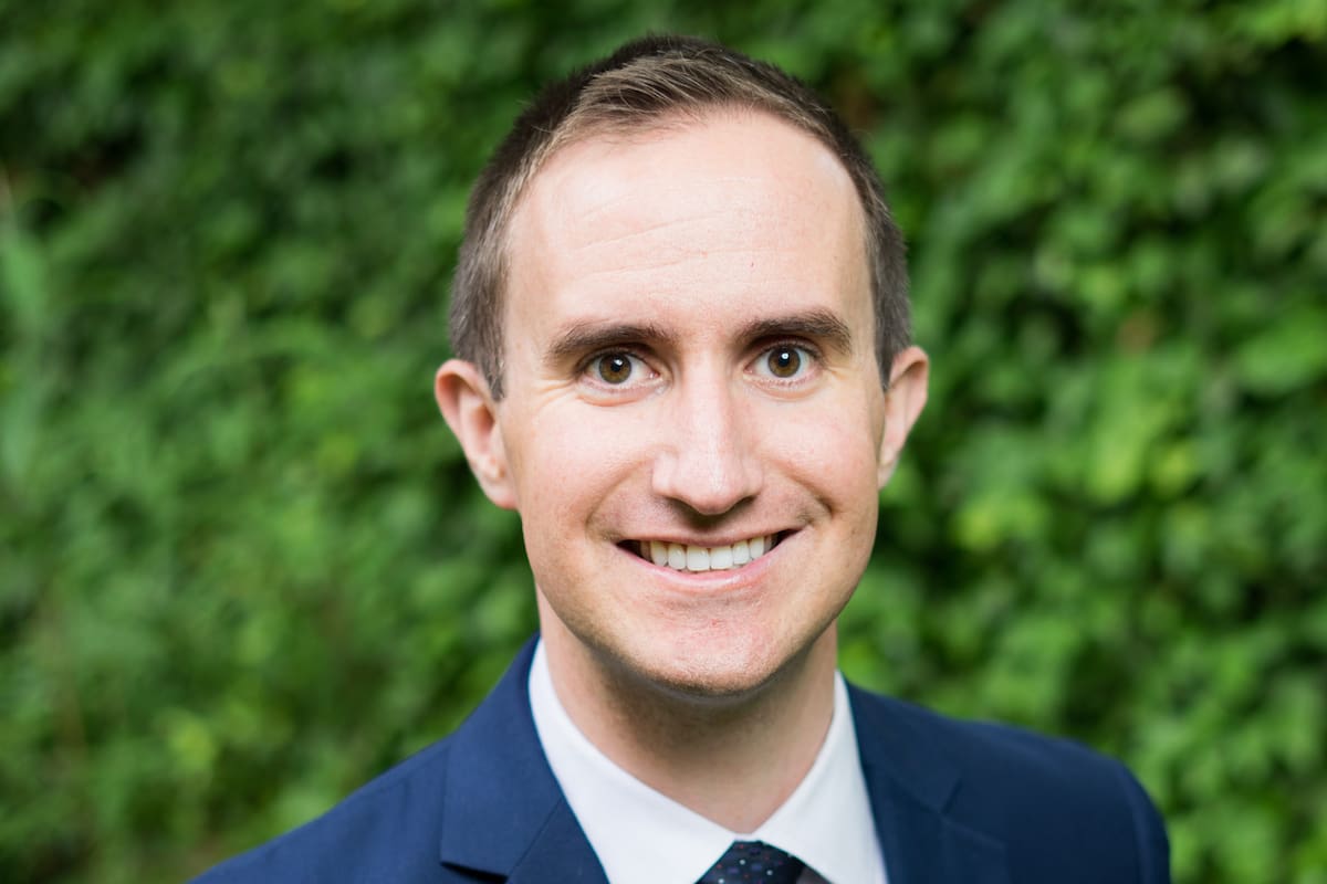Morgan Housel, autor de "La psicología del dinero", explora el impacto emocional y social del acceso a la vivienda más allá de lo financiero