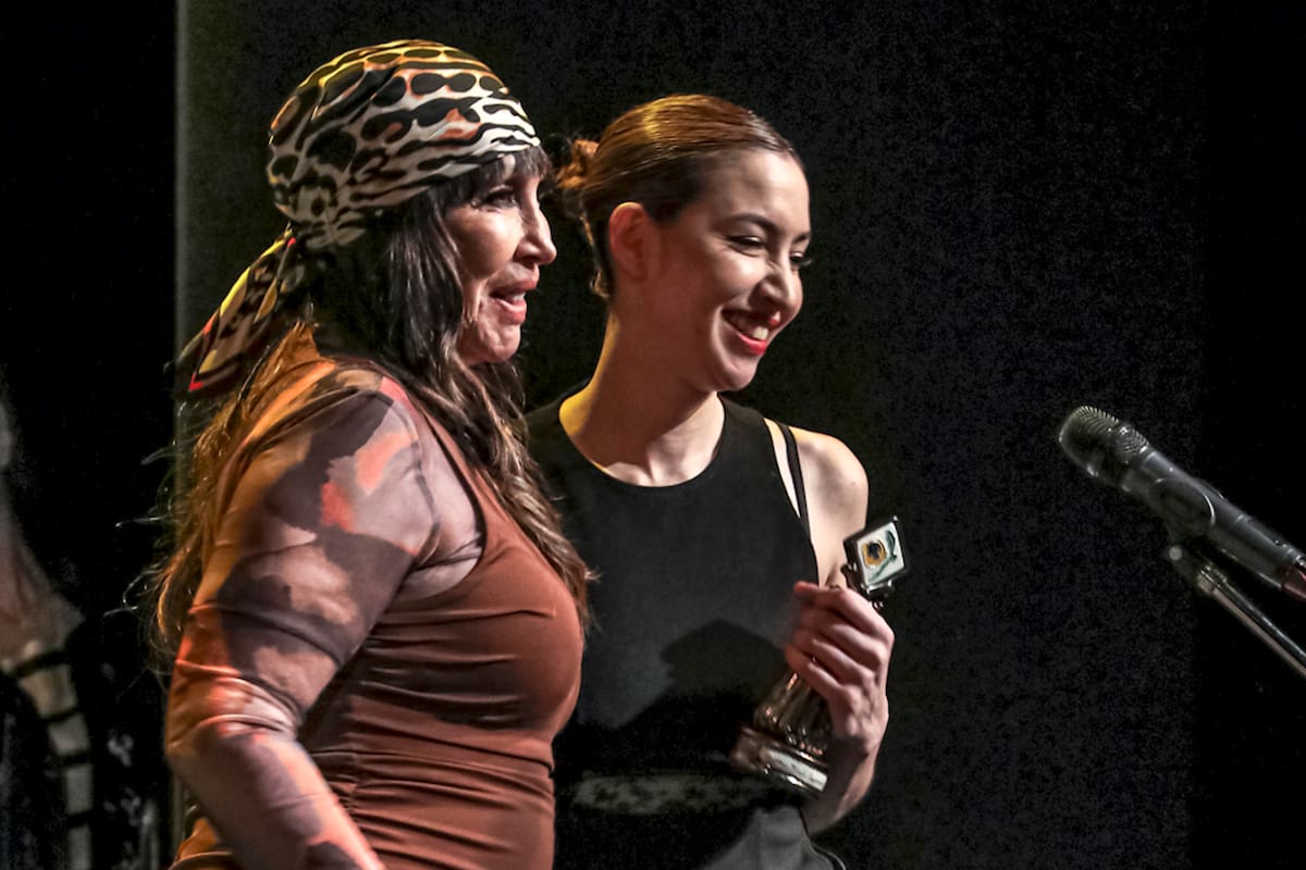 Moria Casán entregó el Premio María Guerrero a Sofía Gala Castiglione, que fue una de las dos galardonadas en la categoría a mejor actuación protagónica