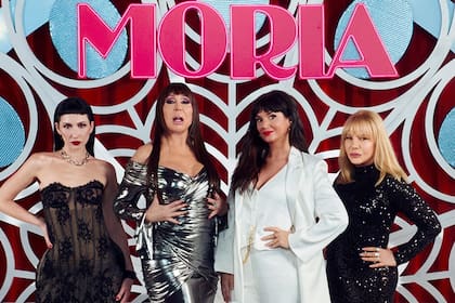 Moria Casán junto a las tres actrices que la retratan en su biopic