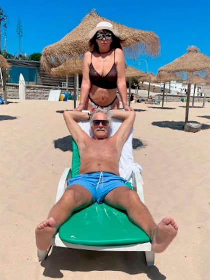 Moria Casán junto con su novio, Fernando Galmarini en las playas de Cascais, Lisboa
