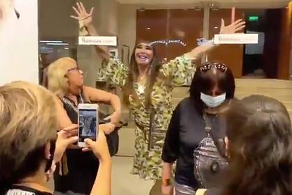 Moria Casán saluda al público de Brujas detrás de las puertas vidriadas del Multitabarís; este fin de semana, la obra fue la única de los espectáculos comerciales porteños en temporada que sumó una función el lunes