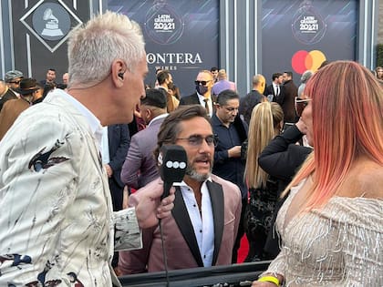 Moria Casán y Marley en la alfombra roja de los Latin Grammy junto a Diego Torres (Foto: Twitter/@marley_ok)