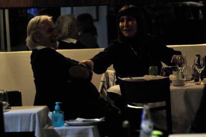 Moria Casán y Pato Galmarini cenaron anoche en un restaurante italiano del barrio de Palermo