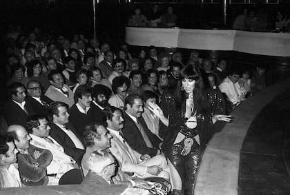 Moria Casán y una platea casi exclusivamente masculina en un teatro de revistas, en noviembre de 1981