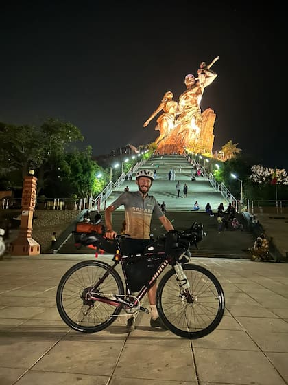 Morilla en el Monumento del Renacimiento Africano en Dakar tras cumplir su objetivo
