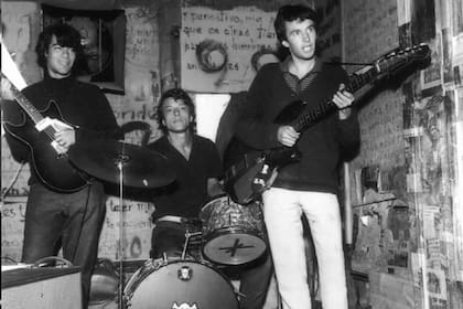 Moris en batería, Pajarito y Rocky Rodriguez en el escenario de la Cueva en 1966