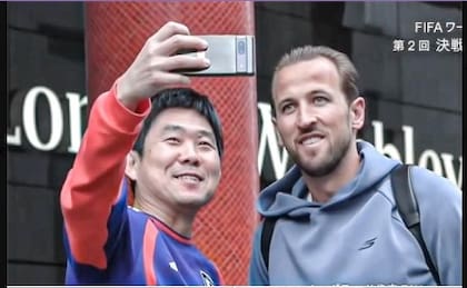 Moriyasu, DT de Japón, se lo encontró en pleno Mundial a Harry Kane, goleador de Inglaterra, y le pidió una selfie
