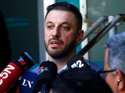 Morla en rueda de prensa en la puerta del hospital de Pinamar