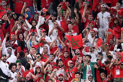 Los seguidores de Marruecos celebran después de que su equipo ganara el partido de fútbol de octavos de final de la Copa Mundial de Qatar 2022 entre Marruecos y España en el Education City Stadium en Al-Rayyan