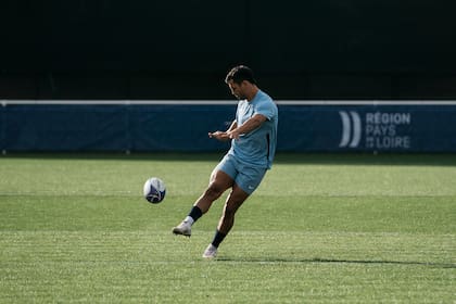 Moroni tiene habilidad para todos los deportes que encara; en particular se ha destacado en el fútbol.