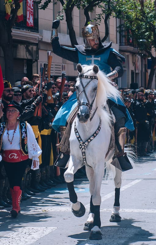 Moros y cristianos celebran una ilusión de unidad durante los días que dura la celebración en Elda.