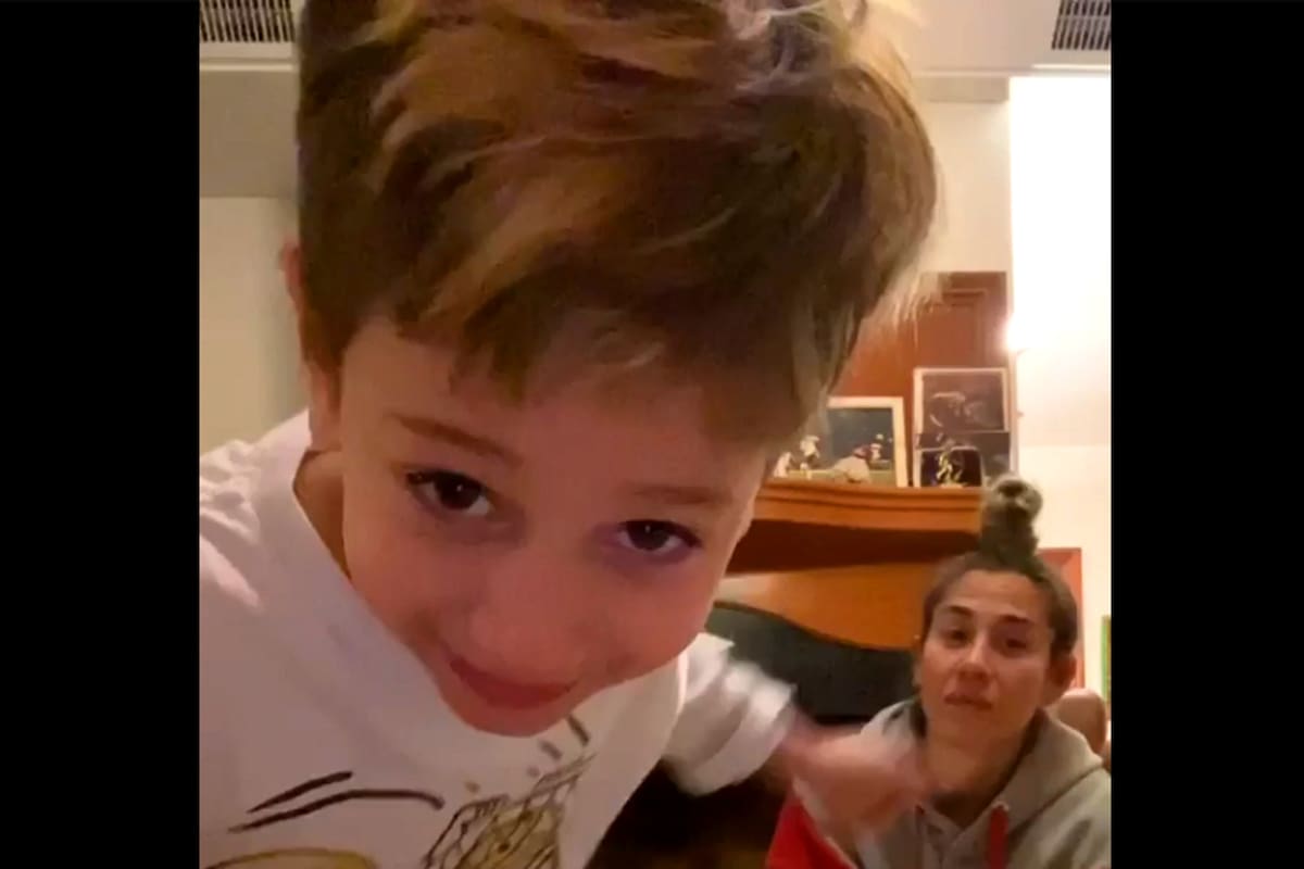 Morrison haciendo monerías frente a la cámara bajo la mirada de su madre Jimena Barón.