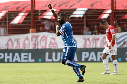 Morro García, figura de Godoy Cruz y goleador de la Superliga, celebra ante Argentinos: llegó a 15 tantos