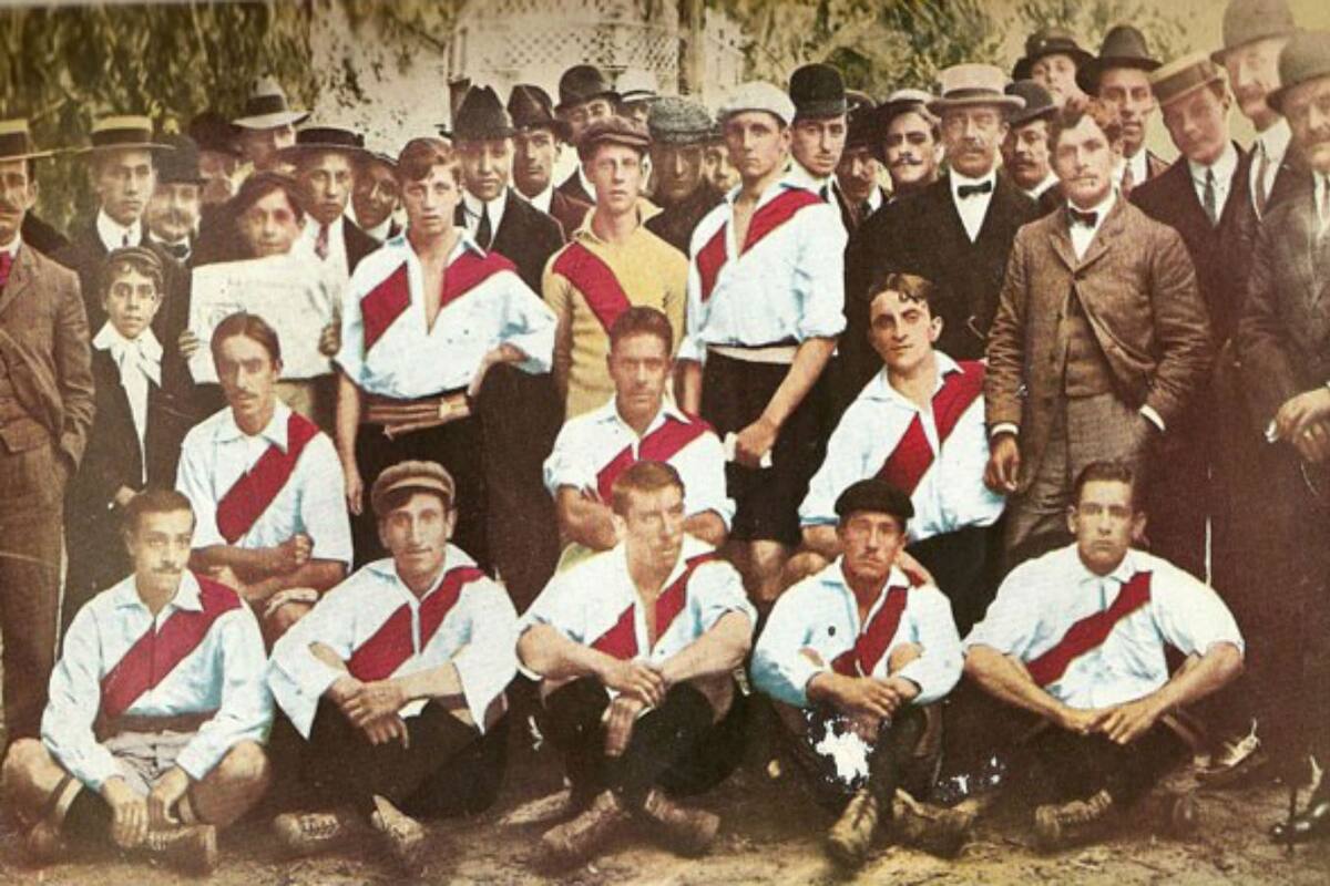 Morroni, en el centro de la foto