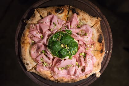 Mortadela, pisctachos, burrata y pesto.