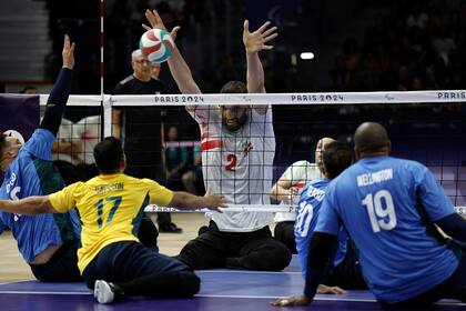 Morteza Mehrzadselakjani de Irán bloquea un tiro en el encuentro ante Brasil del voleibol sentado de los Juegos Paralímpicos de París el domingo 1 de septiembre del 2024. (AP Foto/Avni Trivedi)