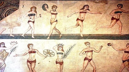 Mosaico de Villa Casale, en Sicilia, ejemplos pretéritos de mujeres en lencería o ropa deportiva