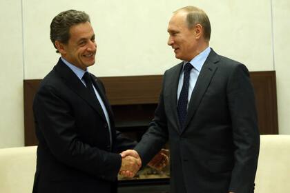 MOSCÚ, RUSIA - 29 DE OCTUBRE: El expresidente francés Nicolas Sarkozy (I) estrecha la mano del presidente ruso Vladímir Putin (D) en la Residencia Estatal de Novo-Ogaryovo el 29 de octubre de 2015 a las afueras de Moscú, Rusia. (Foto de Sasha Mordovets/Getty Images)