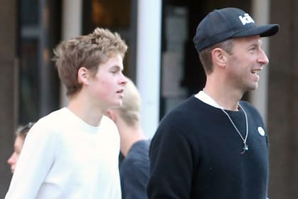 Moses sigue los pasos de su padre, Chris Martin, el líder de Coldplay