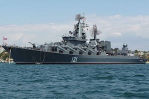 Moskva, el buque insignia de la Marina rusa, seriamente dañado.