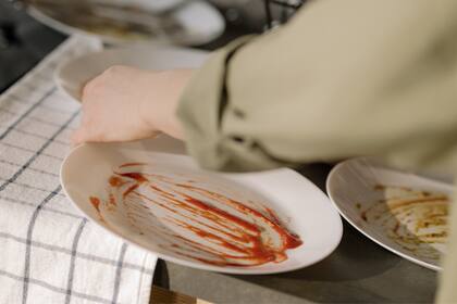 Mostró el truco para no lavar los platos después de comer y se volvió viral: “El mejor datazo”