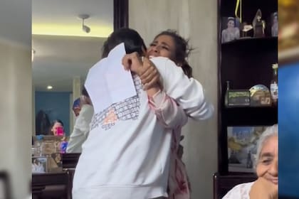 Mostró la reacción de su mamá ante un especial regalo (Captura video)
