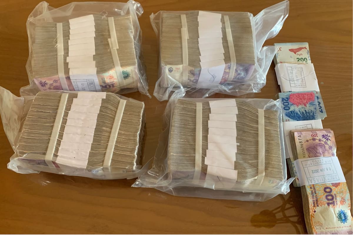 Mostró lo que le dieron en el banco a un amigo cuando fue a cambiar US$ 2000 por pesos y abrió un debate en Twitter