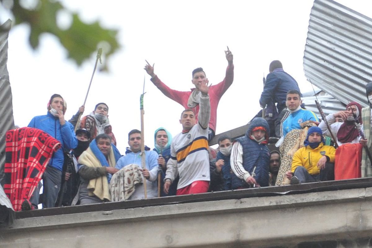 Motín de los presos de la cárcel de Devoto para poder salir y no contraer Covid-19.