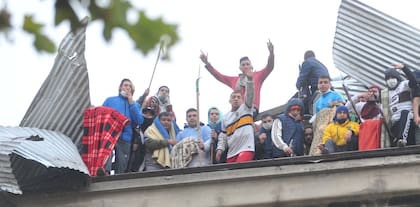 Los presos alojados en el penal de Villa Devoto protagonizaron un motín en abril del año pasado al reclamar salidas anticipadas por la epidemia de Covid-19; uno de los representantes de los amotinados fue Concheto Álvarez, que negoció directamente con los funcionarios del Gobierno