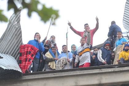 Motín de los presos de la cárcel de Devoto para poder salir y no contraer Covid-19.