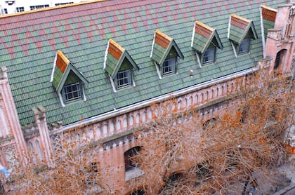 Motivos decorativos con guardas en picos en el techo de la escuela.