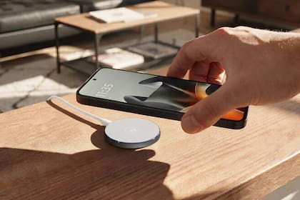 Moto Snap, el cargador inalámbrico de Motorola, que llega a 30 watts y es compatible con Qi2.2 y Magsafe (los dispositivos que llevan imanes en la parte trasera)