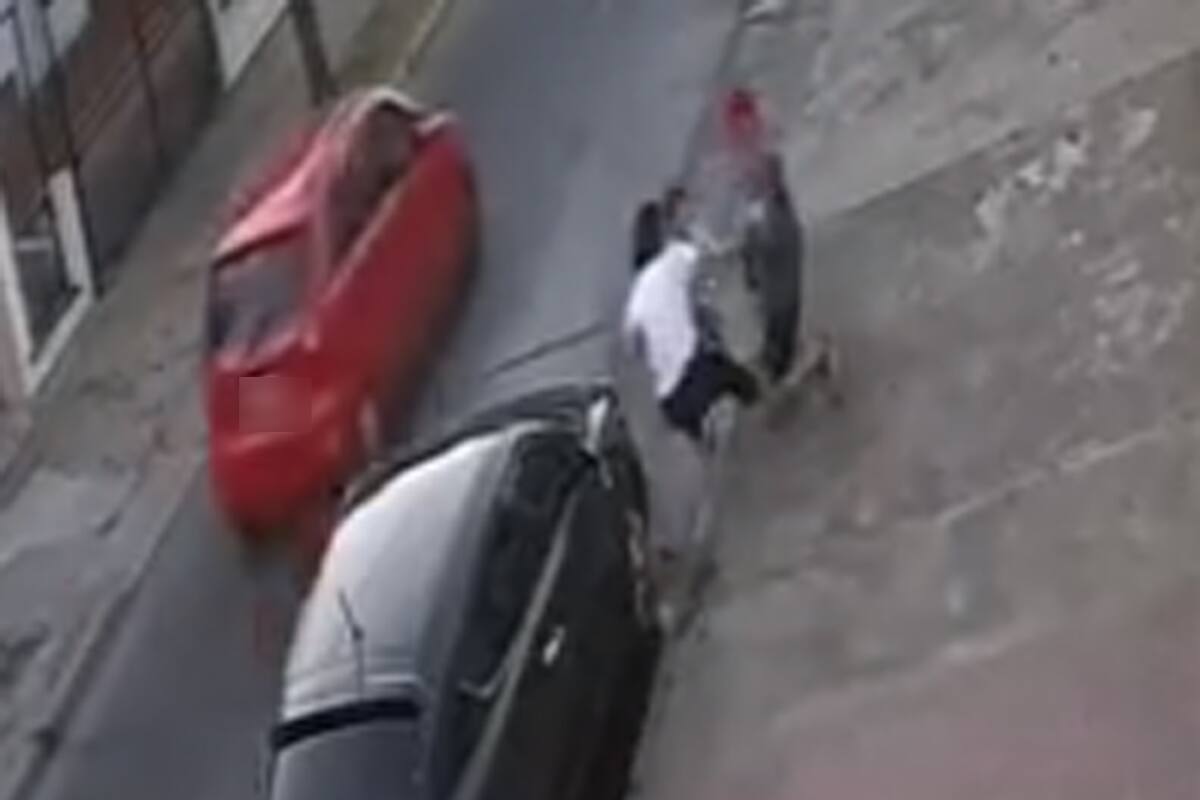 Motochorros asaltaron a una mujer y su hijo en Lomas del Mirador