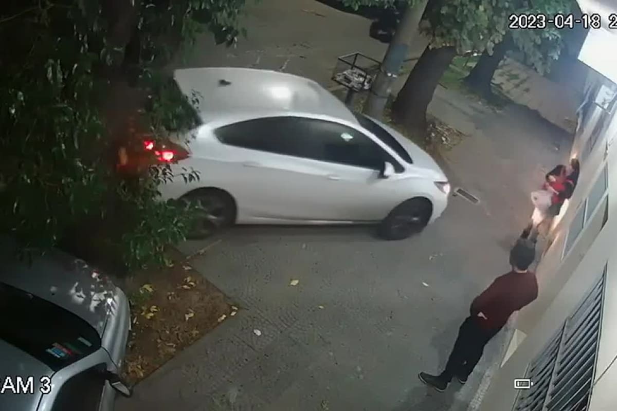 Motochorros asaltaron a una pareja en Villa Luzuriaga