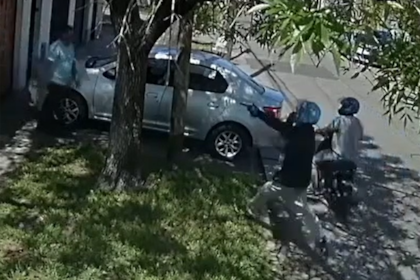 Motochorros balearon a un vecino de Lanús para robarle el auto