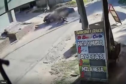 Motochorros chocaron con un auto