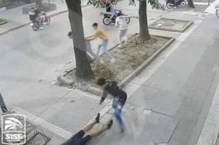 En 16 motos, 20 ladrones encerraron a tres jóvenes que caminaban por la calle: los golpearon y les robaron