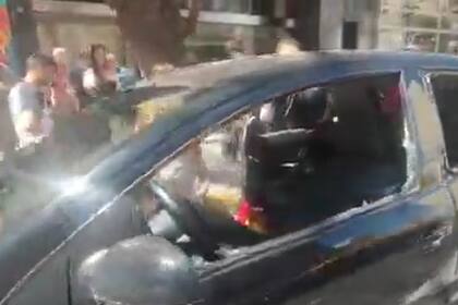 Motochorros en acción: roban 95 mil dólares a una pareja y huyen.