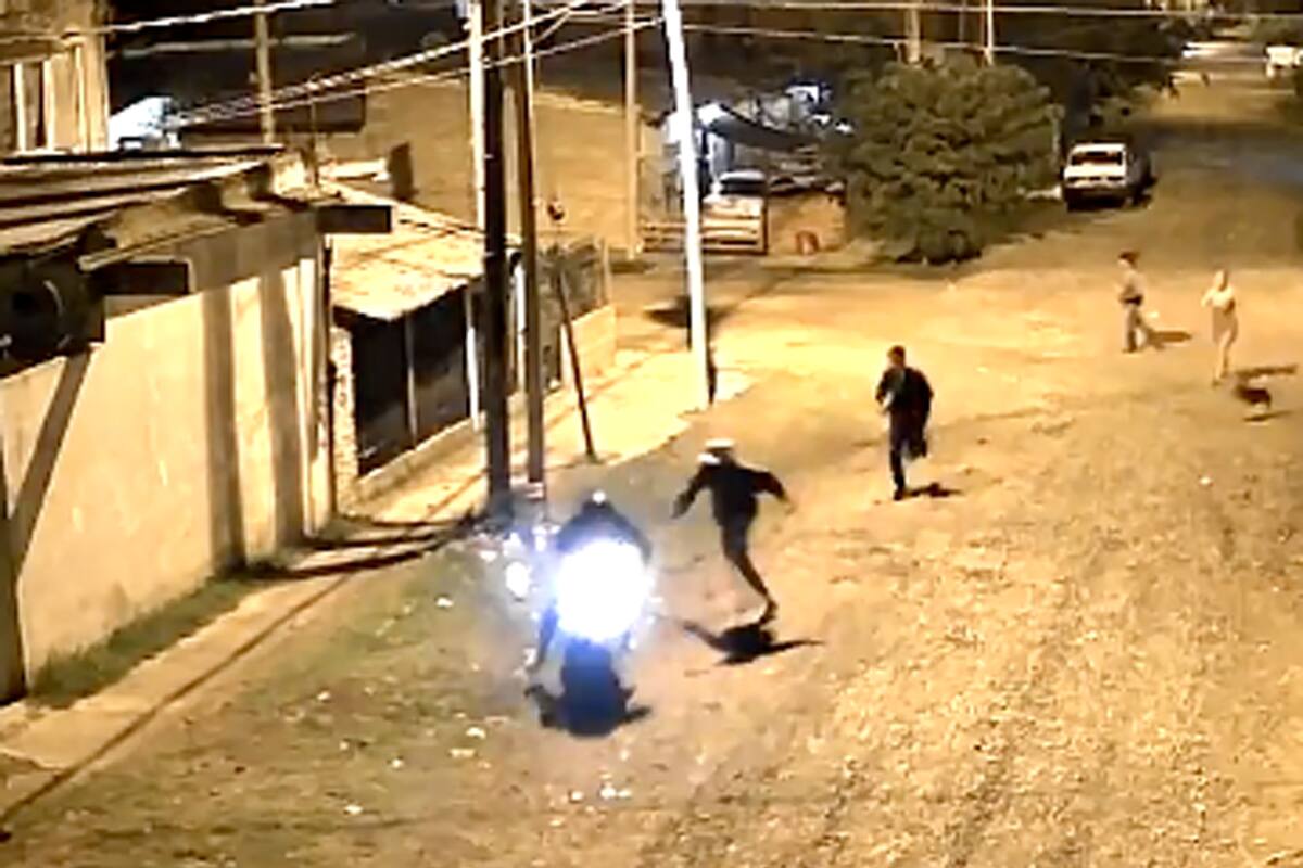 Motochorros le robaron a una mujer y a su hijo, los vecinos siguieron a los delincuentes y los golpearon