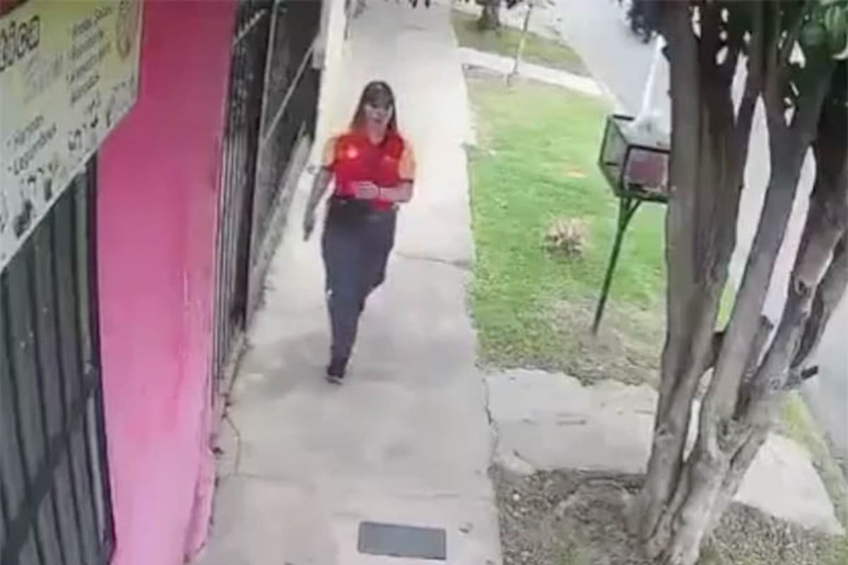 Motochorros le robaron el celular a una empleada de estación de Servicio en Villa Luzuriaga