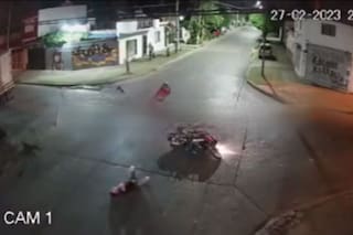 Lo chocaron y, mientras se retorcía de dolor sobre el asfalto, le robaron la moto
