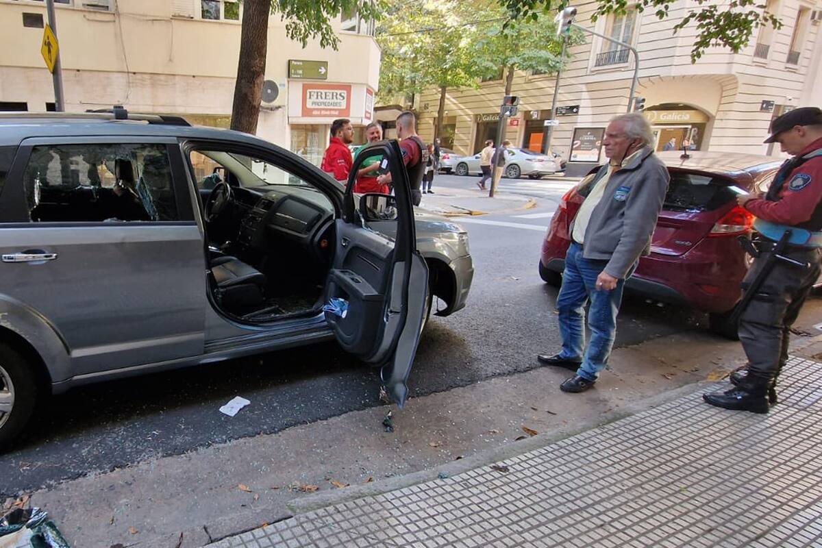 Motochorros rompieron las cuatro ventanillas de una camioneta en pleno barrio de Retiro para robar un bolso que el conductor llevaba en el interior del rodado