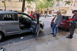 Motochorros rompieron las cuatro ventanillas de una camioneta en pleno barrio de Retiro para robar un bolso que el conductor llevaba en el interior del rodado