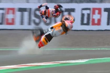 MotoGP en Indonesia: el impactante accidente que sufrió el piloto español Marc Márquez; sufrió, "apenas", una conmoción cerebral.